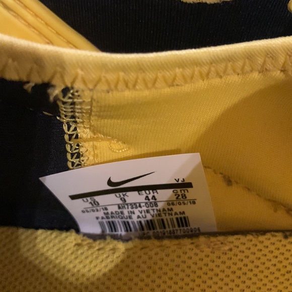 Nike - Picture 3 of 8